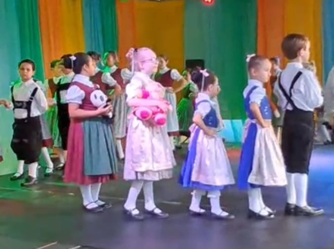 Kinder em apresentação