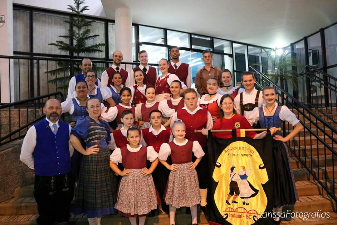 Foto oficial do grupo com bandeira